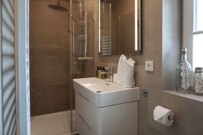 Dusche, Haartrockner, HandtĂŒcher, Seife