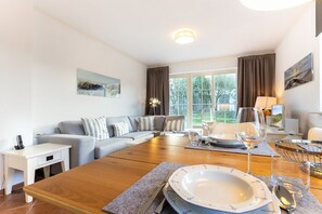 Televisión, reproductor de DVD, estéreo