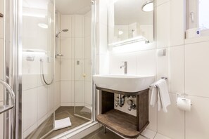 Douche, sèche-cheveux, serviettes fournies, savon