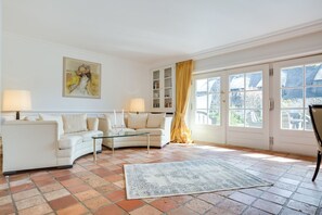 صورة غير مصنفة، 2 من 23، زرّ