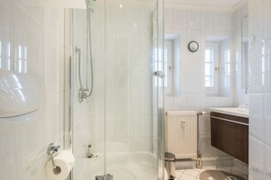 Dusche, Haartrockner, Handtücher, Seife