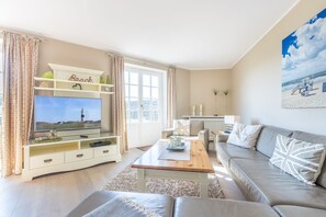 Fernseher, Kamin, DVD-Player, Stereoanlage