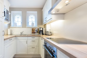 Réfrigérateur, four à micro-ondes, un four, surface de cuisson