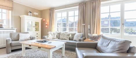 TV, fireplace, stereo