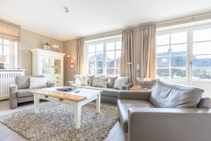 Televisie, een open haard en een stereo