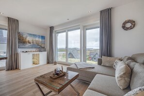 Een televisie, een dvd-speler en een stereo