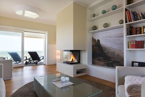 Fernseher, Kamin, Stereoanlage