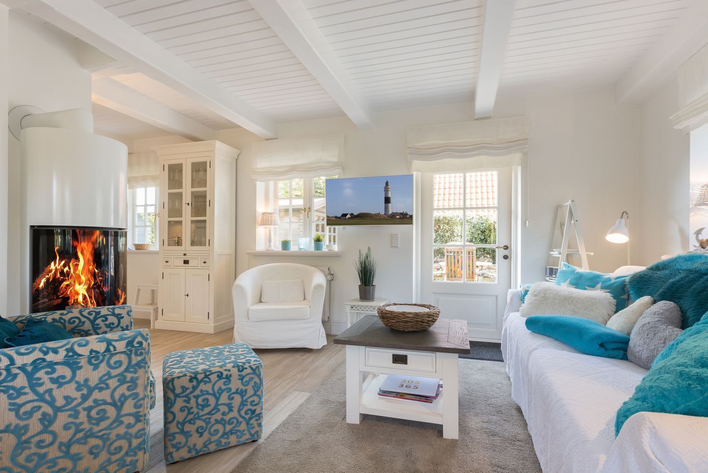 Een televisie, een open haard, een dvd-speler en een stereo