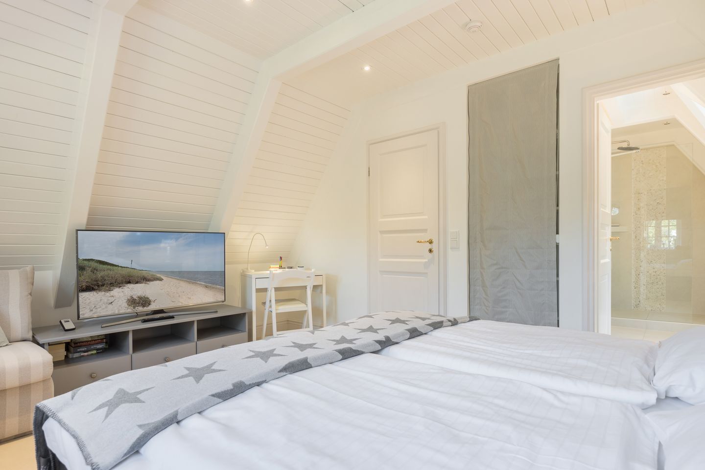 2 slaapkamers, een kluis op de kamer, een strijkplank/strijkijzer, wifi