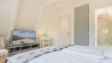 2 slaapkamers, een kluis op de kamer, een strijkplank/strijkijzer, wifi