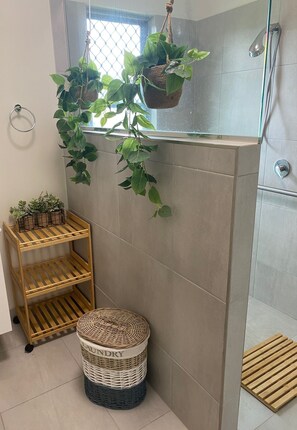 Een douche, een haardroger, handdoeken, zeep