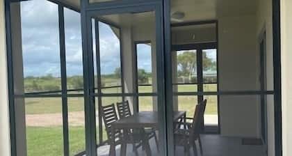 Rural Setting - Close to shops, Townsville Hospital and Riverway