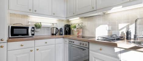 Fridge, oven, stovetop, coffee/tea maker