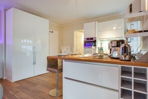 冷蔵庫、コンロ、食器洗い機、コーヒー / ティーメーカー