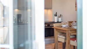 Une cuisine moderne avec un coin repas.