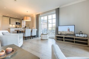 Televisie, een dvd-speler en een stereo