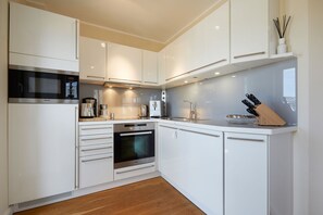 Frigorifero, microonde, forno, piano cottura