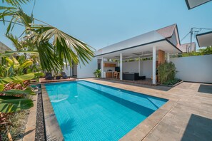 A modern house with a swimming pool, outdoor seating, and a covered patio area. - Villa Selikur 1  (Seminyak)