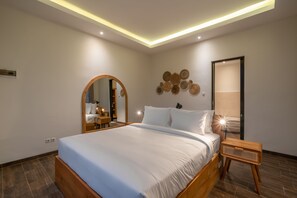 3 室のベッドルーム、セーフティボックス (室内)、デスク、アイロン / アイロン台