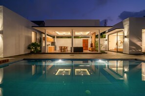 A modern house with a swimming pool, a covered patio, and a dining area. - Villa Selikur 1  (Seminyak)