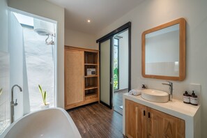 Articles de toilette (gratuits), séchoir à cheveux, serviettes fournies