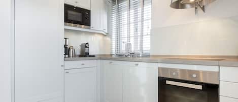 Kühlschrank, Mikrowelle, Ofen, Herdplatte