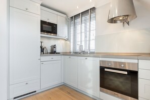 Een koelkast, een microgolfoven, een oven, een kookplaat