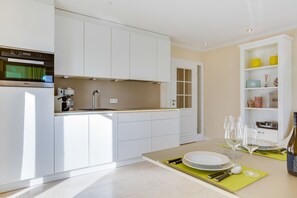 Fridge, stovetop, dishwasher, coffee/tea maker - Nette-sun, App. 10 - Beste, Strandnahe Lage / Pool [&] Wellnes vom Feinsten / Design-ausstattung (Sylt)