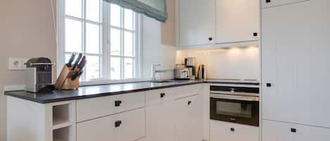 ثلاجة، موقد طهي مسطح، غسالة أطباق، ماكينة لصنع القهوة/الشاي