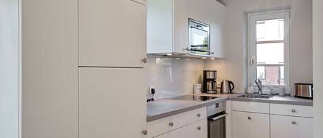 冷蔵庫、電子レンジ、オーブン、コンロ