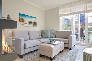 Televisie, een dvd-speler en een stereo