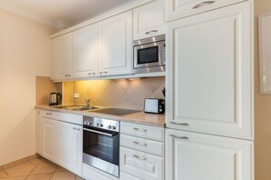 Fridge, microwave, oven, stovetop - Nette-star, App. 14 - Einmalige Lage. Fantastischer Wellnessbereich. Viel Platz und Stil für Zwei (Sylt)