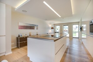 Kjøleskap, ovn, kokeplater og oppvaskmaskin