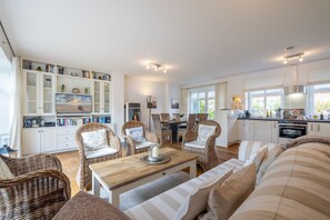 Televisión, chimenea, reproductor de DVD, estéreo