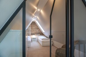 3 habitaciones, tabla de planchar con plancha, wifi y ropa de cama 