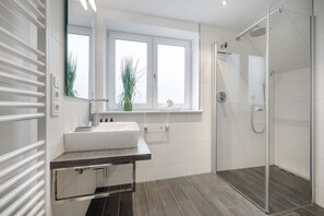 Douche, sèche-cheveux, serviettes fournies, savon