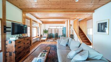 Basic-Ferienhaus | Wohnbereich | 44-Zoll-Fernseher mit Digitalempfang