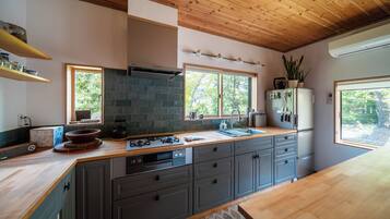 Basic Cottage | Private kitchen | Full-sized fridge, microwave, oven, stovetop