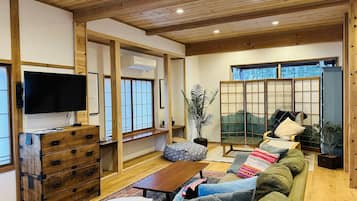 Basic Cottage | Living area | TV