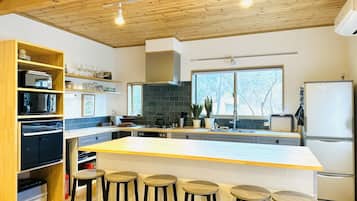Basic Cottage | Private kitchen | Full-size fridge, microwave, oven, stovetop