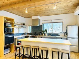 Casa de campo básica | Cocina privada | Frigorífico grande, microondas, horno y placa de cocina