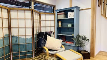 Basic Cottage | Living area | TV