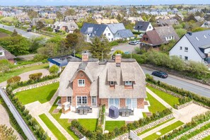 Exterior - Fernsicht 1 - Hausteil mit ca. 123 m² Nutzfläche und Parkplatz (Wenningstedt-Braderup (Sylt))