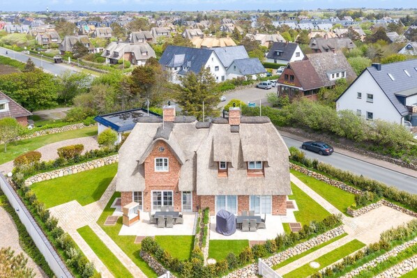 Exterior - Fernsicht 1 - Hausteil mit ca. 123 m² Nutzfläche und Parkplatz (Wenningstedt-Braderup (Sylt))