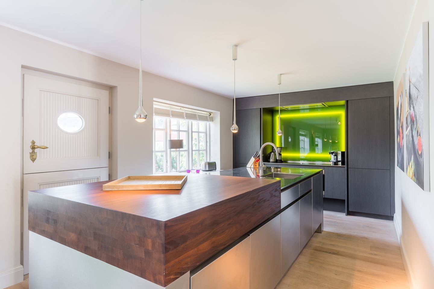 Refrigerador, parrilla de estufa, lavavajillas y cafetera y tetera 