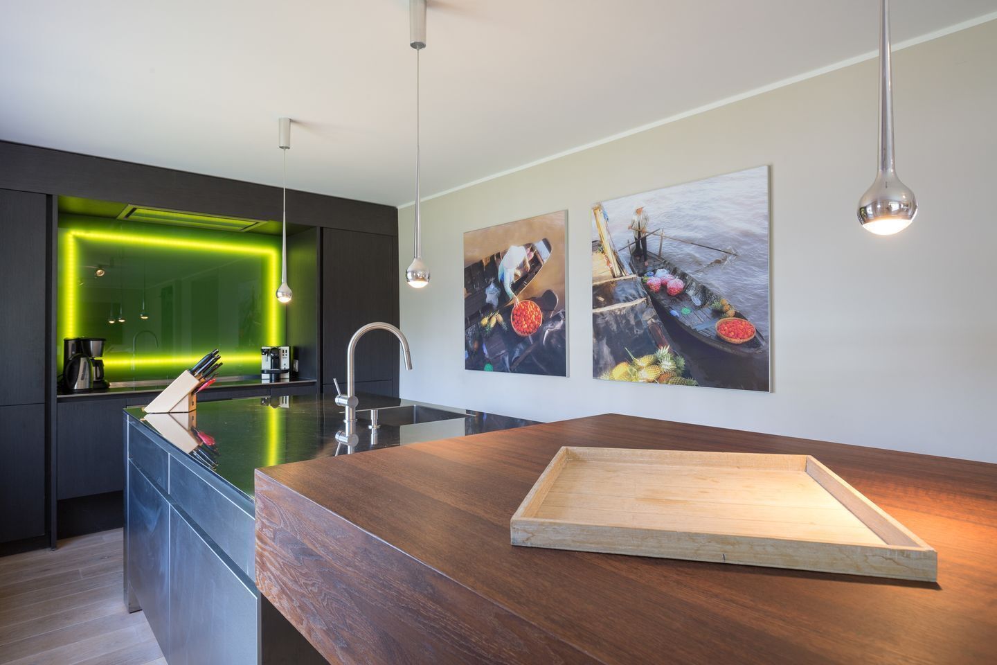 Kylskåp, spishäll, diskmaskin och kaffe- och tebryggare