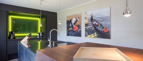 Kylskåp, spishäll, diskmaskin och kaffe- och tebryggare