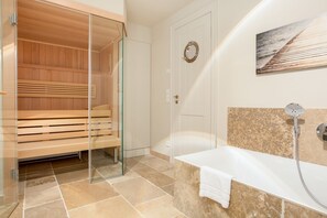 Dusche, Haartrockner, Handtücher, Seife
