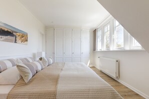 3 habitaciones, tabla de planchar con plancha, wifi y ropa de cama 