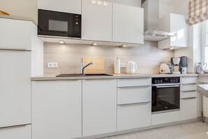 Fridge, microwave, oven, stovetop - Lisas Hüs - Beste Lage Zwischen Dünen und Dorfteich. Tolles Grundstück und Viel Platz (Wenningstedt-Braderup (Sylt))